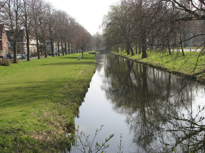 905826 Gezicht over het water langs de Kardinaal de Jongweg (rechts) te Utrecht, met links de Mr. Sickeszlaan.